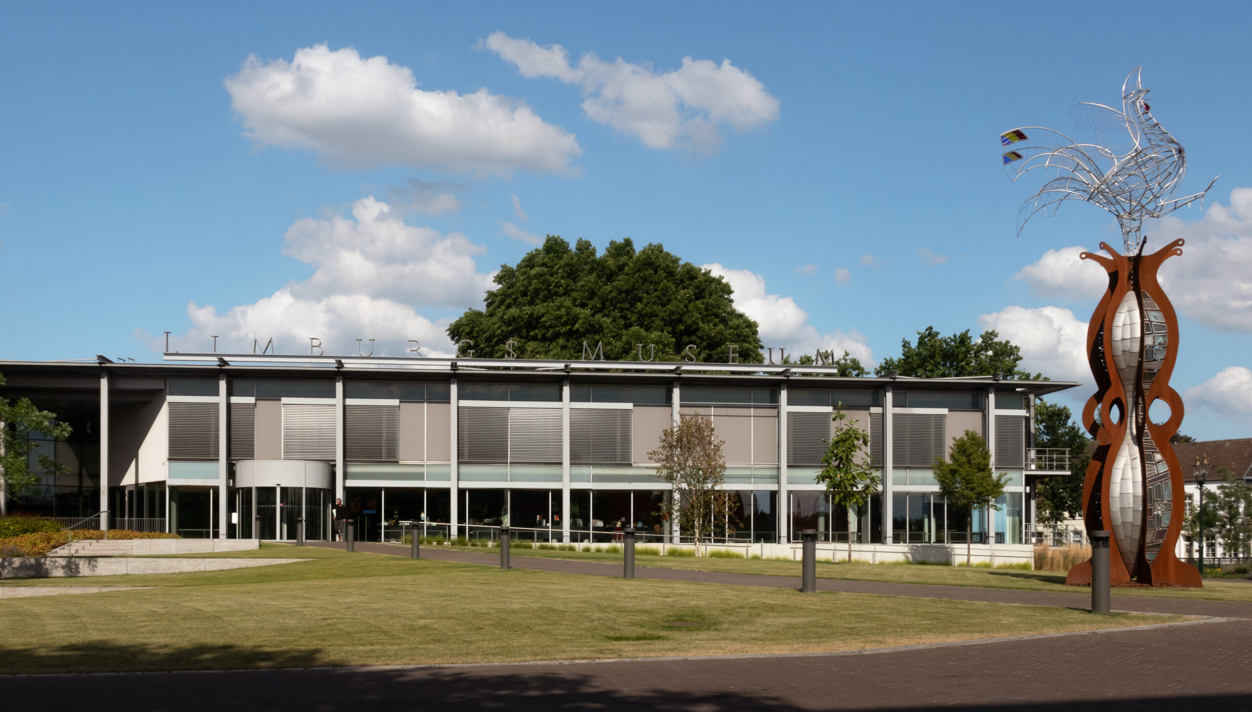 Limburgs Museum © via Michielverbeek op Wikimedia onder CC BY-SA 4.0